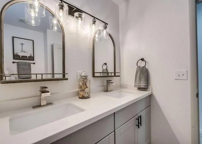 Holiday home Pool And Hot Tub, 5 Bedroom 3 Ba, Midtown, Game