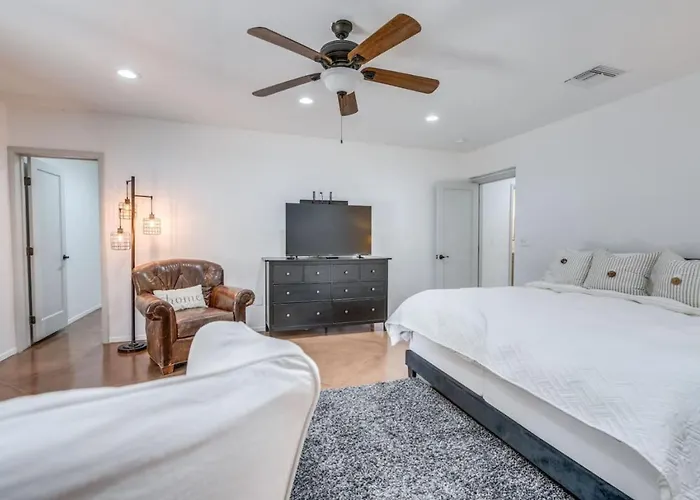 Holiday home Pool And Hot Tub, 5 Bedroom 3 Ba, Midtown, Game